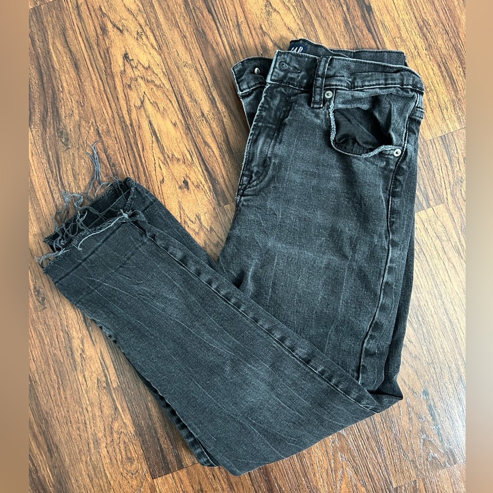GAP - Women’s Black Denim Pants - Distressed Ankles - Size 4/27
